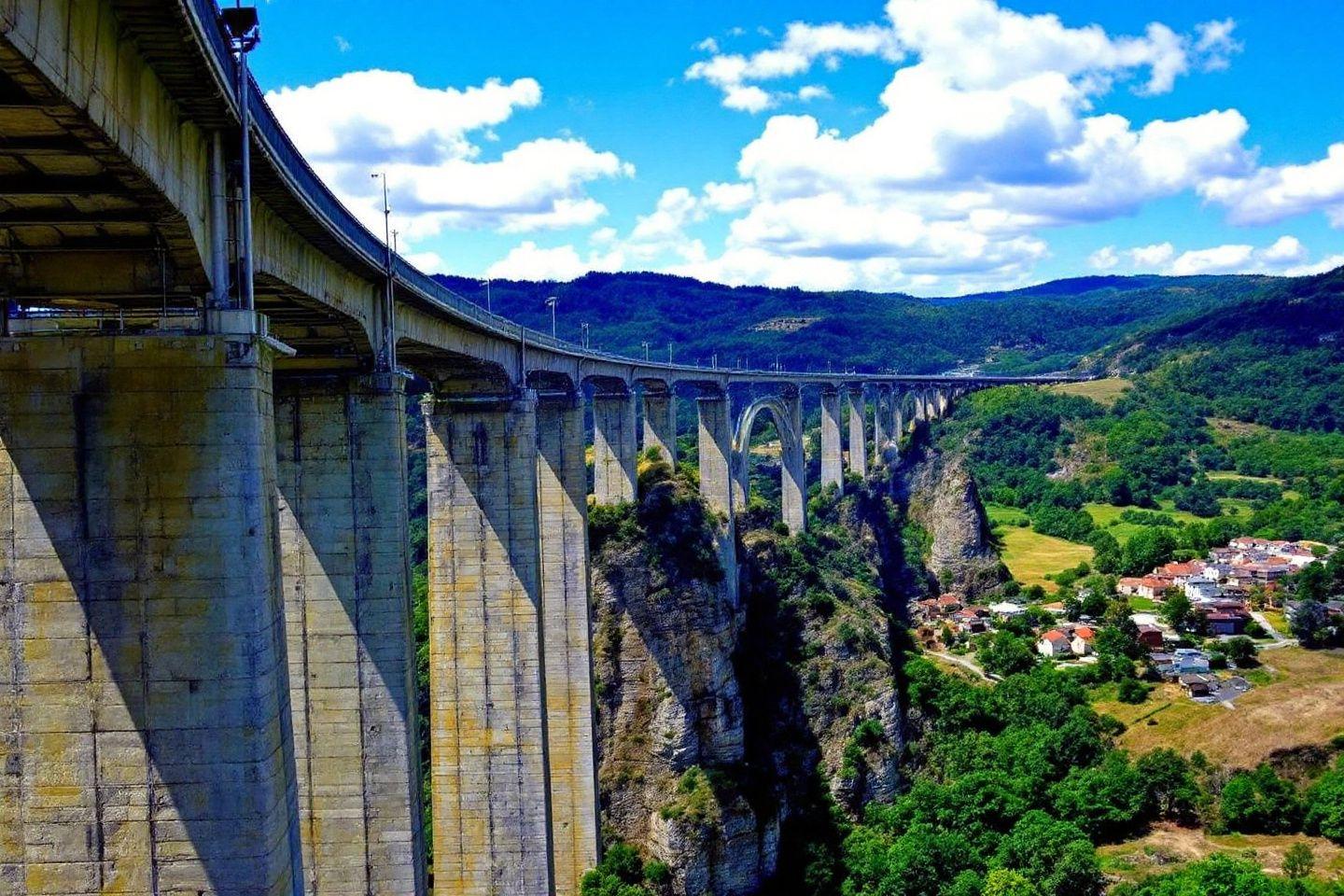Viaduc de Millau : découvrez sa hauteur exceptionnelle et ses secrets